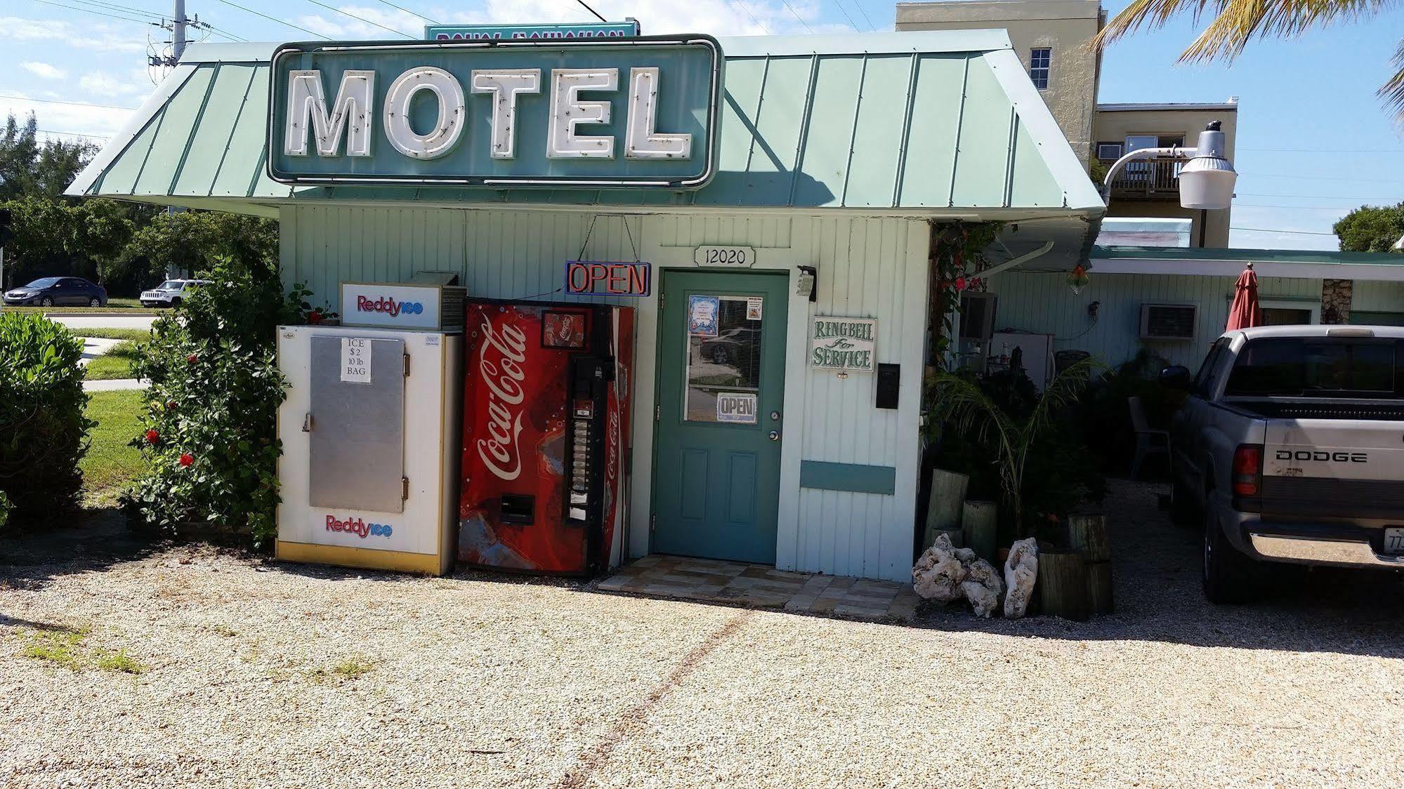 Royal Hawaiian Motel/Botel Marathon Exterior photo